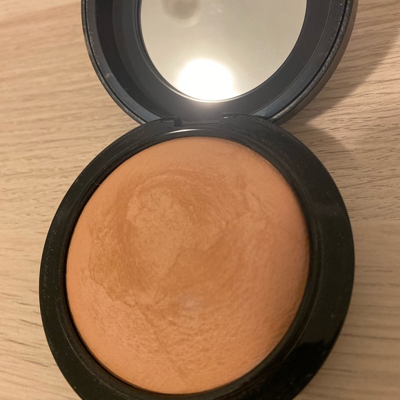 Mineralize Skinfinish Natural Face Powder - Picture 2 of 3